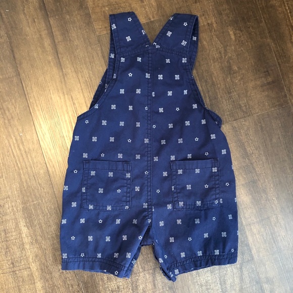 Tommy Hilfiger shortall set for boy 18months - Picture 3 of 9